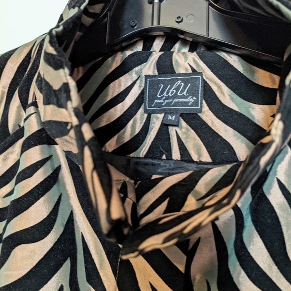 🐯Gold and Black Tiger Print Jacket- Size Medium - Picture 3 of 11